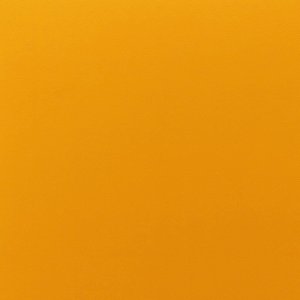 Frisch gestrichene Wand in re-box Wandfarbe Soleil d’Ambre No. 46 – warmes Bernstein-Gelb