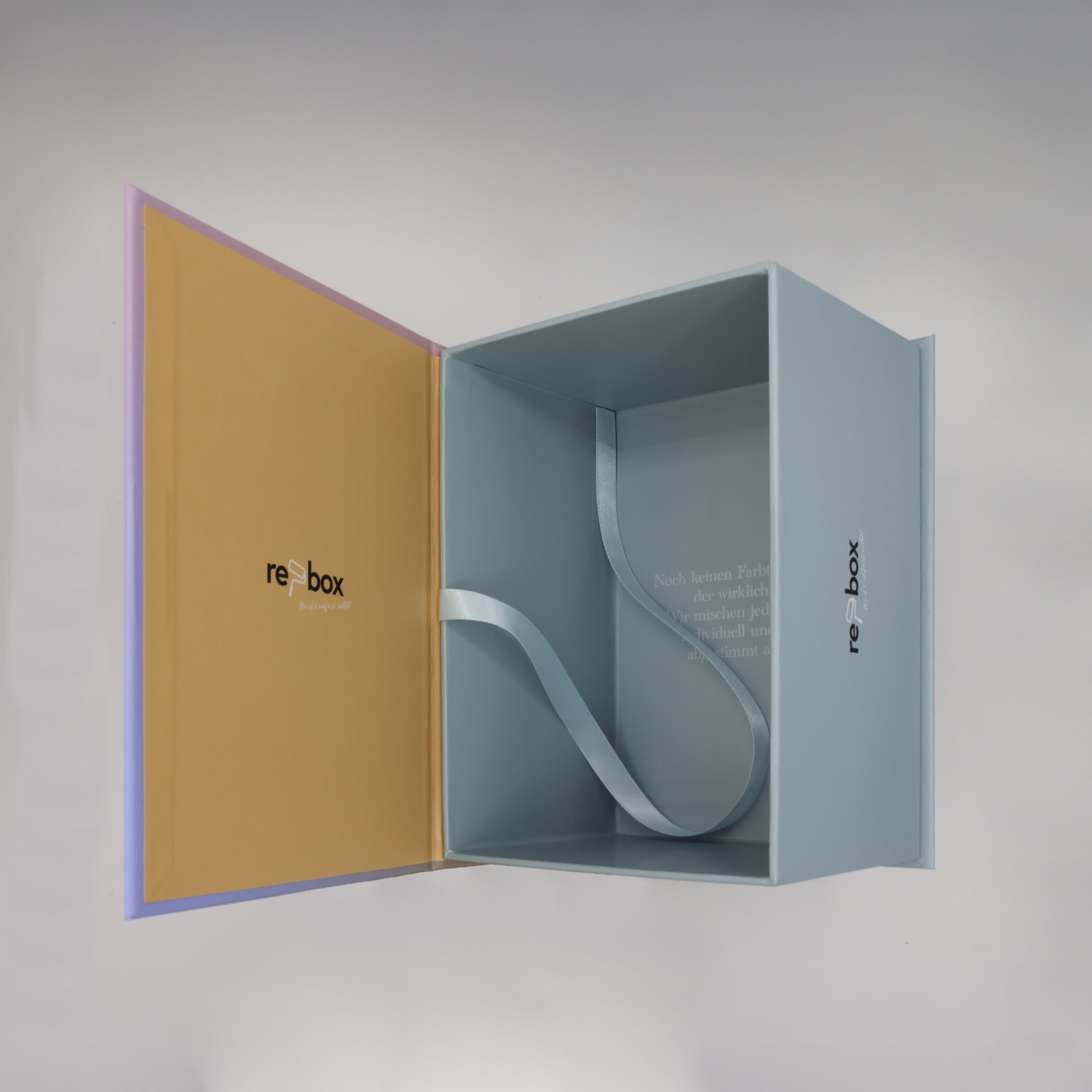 Innenansicht der geöffneten re-box Farbmusterbox mit Schleifenband