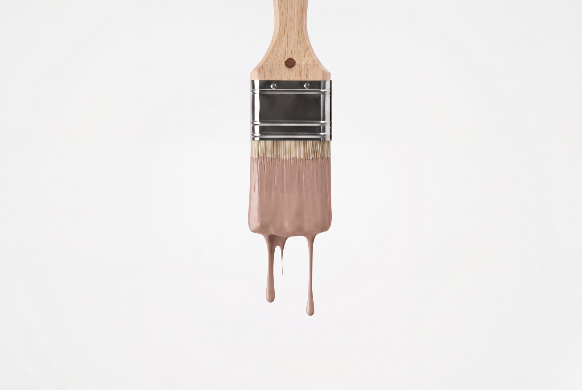 Pinsel mit frisch angemischter re-box Wandfarbe