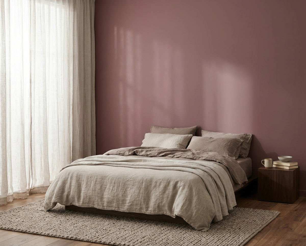Schlafzimmer mit Wand in re-box Wandfarbe Berry Veil No. 21 – tiefes Beerenrot