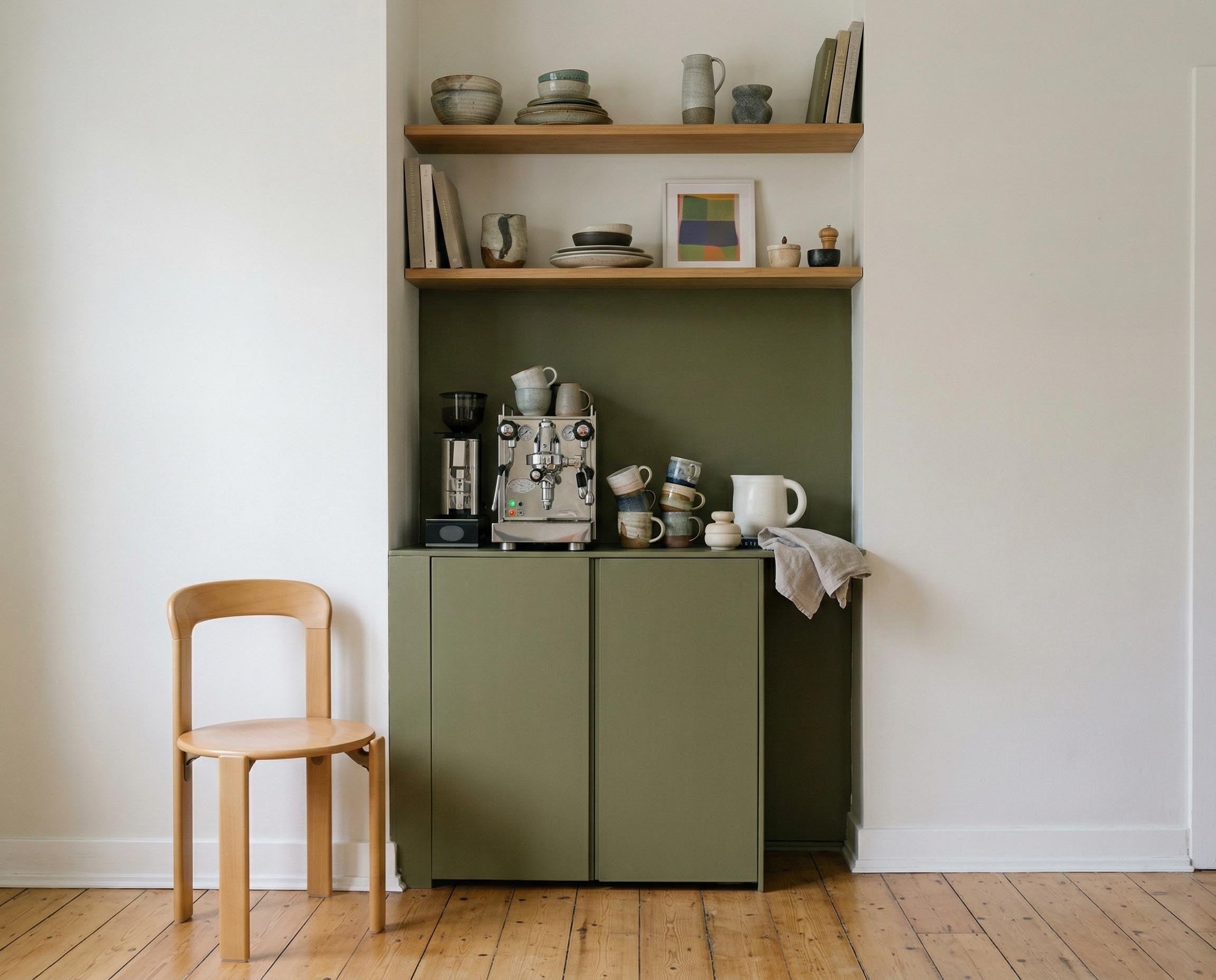 Kaffeeecke mit Wand in re-box Wandfarbe Green Husk No. 10 – sattes Grün