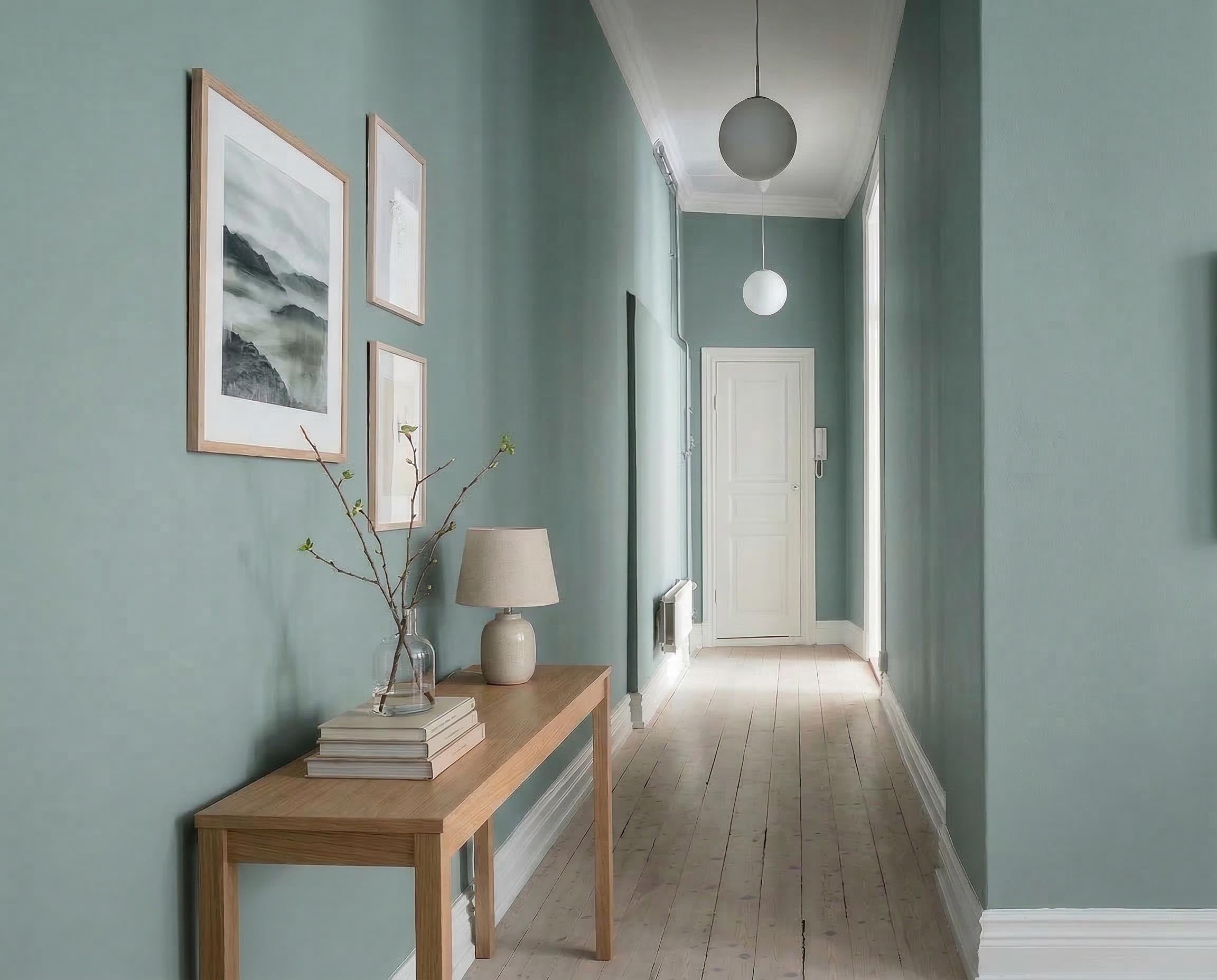 Flur mit Wand in re-box Wandfarbe Harbour Blue No. 18 – frisches Meeresblau