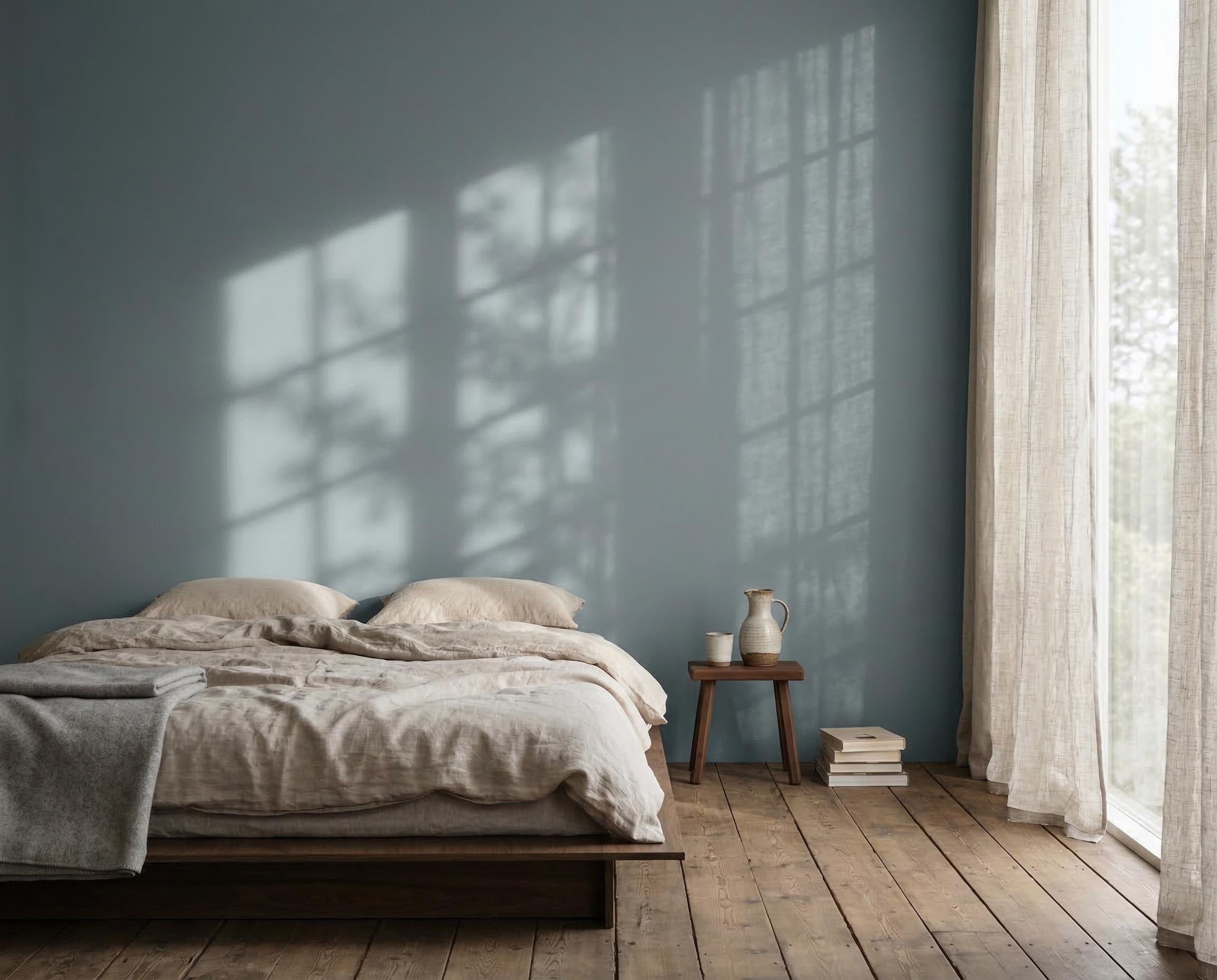 Schlafzimmer mit Wand in re-box Wandfarbe Loom Spirit No. 14 – kühles, gedecktes Blau