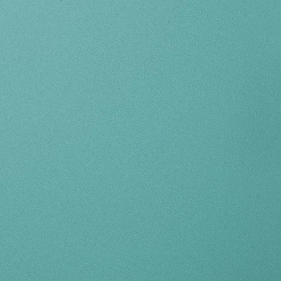 Frisch gestrichene Wand in re-box Wandfarbe Nice Breeze No. 36 – frisches Türkisblau