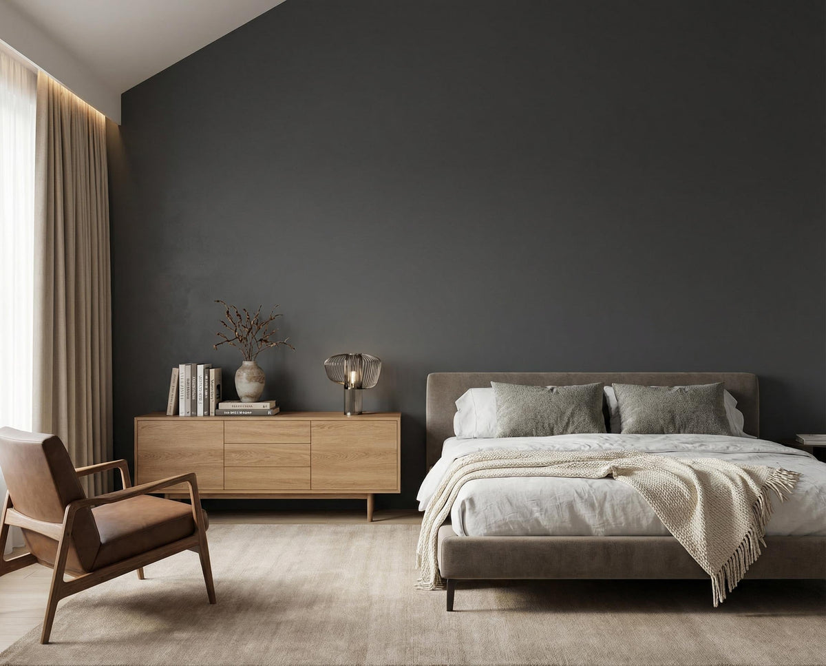 Schlafzimmer mit Wand in re-box Wandfarbe Forge Grey No. 28 – grünliches Mittelgrau