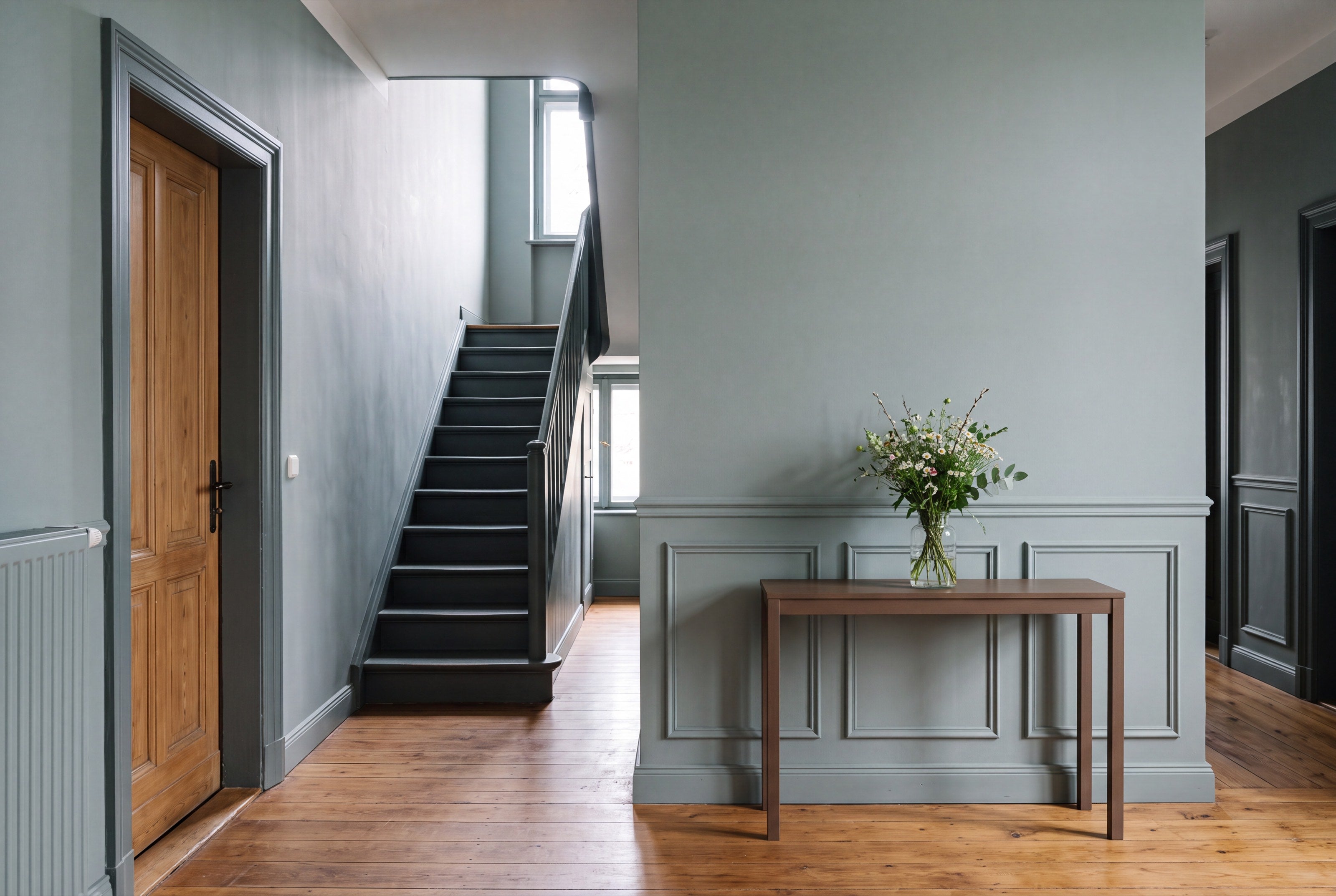 Renovierungsboxen von re-box – frisch renovierter Altbau-Flur mit gestrichenen Wänden und Treppe