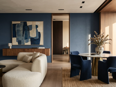 Wohnraum gestaltet mit Wand in re-box Wandfarbe Bleu Faïence No. 64 – tiefes, kühles Fayenceblau