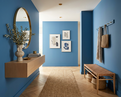 Heller Flur mit Holzbank, Konsole und Rundspiegel, gestrichen in der Wandfarbe Blooming Tisane in einem frischen blau, leicht petroligen Farbton – DIY-renoviert mit re-box.