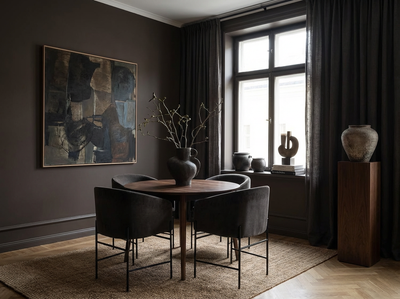Interieur mit Wand in re-box Wandfarbe Brun Moka No. 53 – kräftiges Mokkabraun