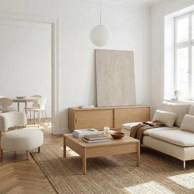 re-box matte Wandfarbe Weiß – helle, matte Wandgestaltung im Wohnzimmer, zeitloses Interior mit natürlicher Holzoptik und ruhiger Wohnatmosphäre