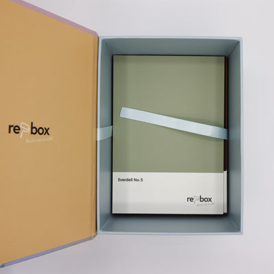 Geöffnete re-box Farbmusterbox mit Farbkarten – Farbtöne zuhause vergleichen