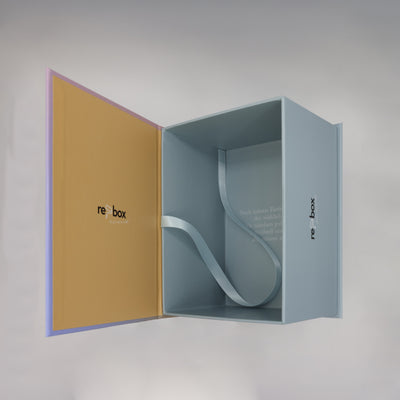 Innenansicht der geöffneten re-box Farbmusterbox mit Schleifenband