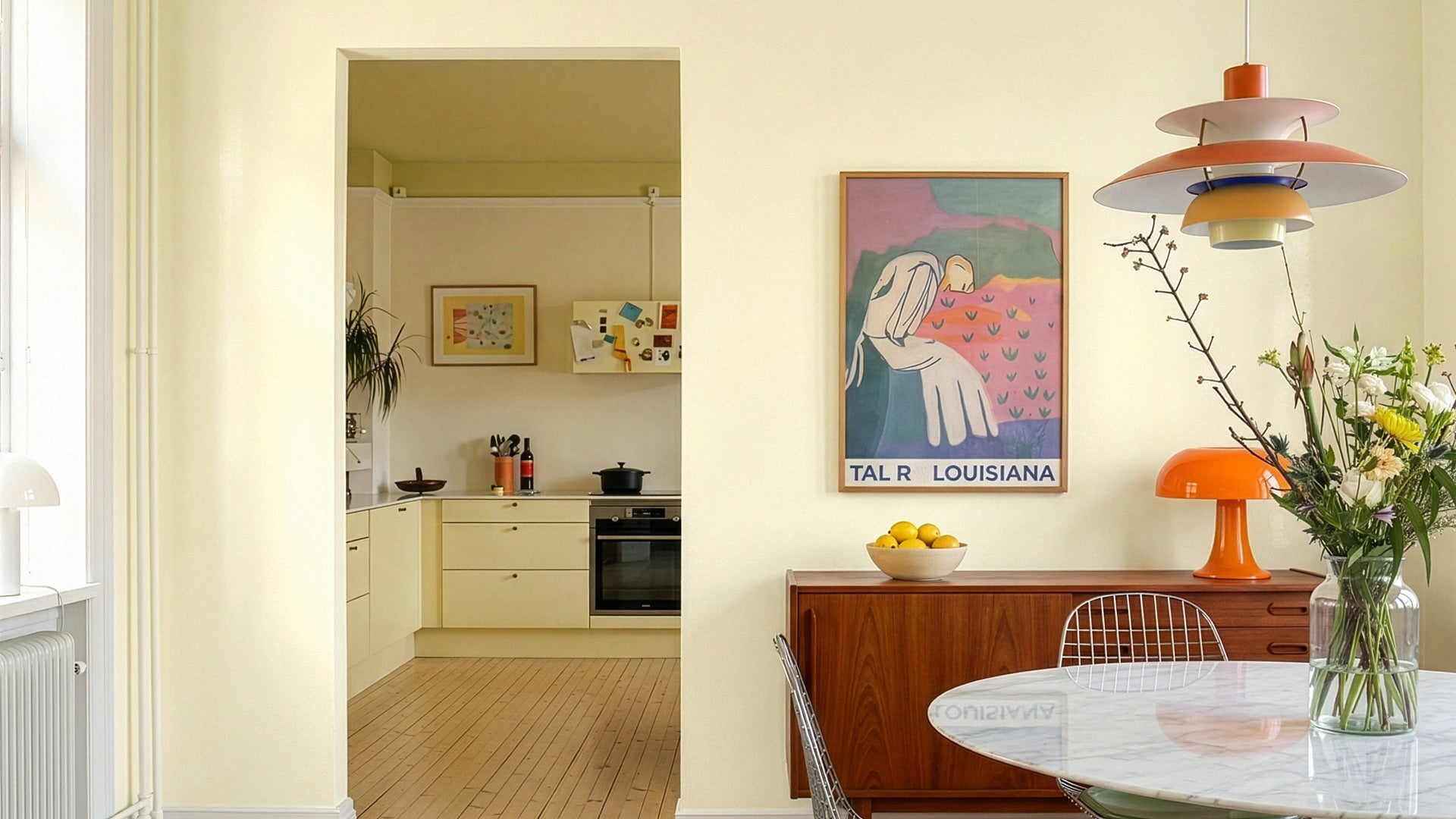 Re-Box Gloss DIY Projekt – helle Wandgestaltung mit warmer Farbwirkung, kombiniert mit Mid-Century-Möbeln und moderner Beleuchtung als Wohn-Referenz