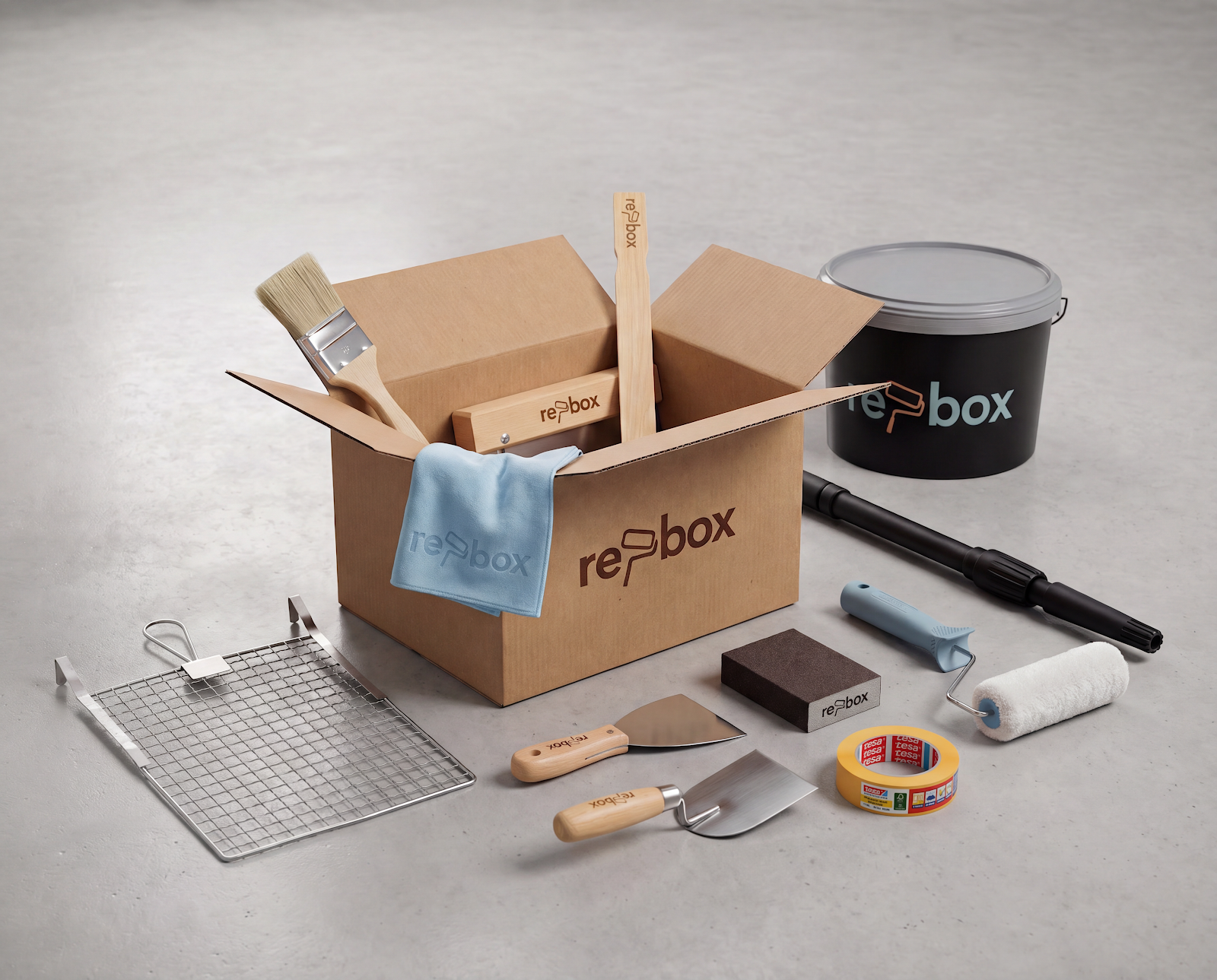 re-box Kleinmaterialien-Set – Farbeimer, Pinsel, Abstreifgitter, Spachtel, Walzen und tesa Abklebeband (Startseite Slider)