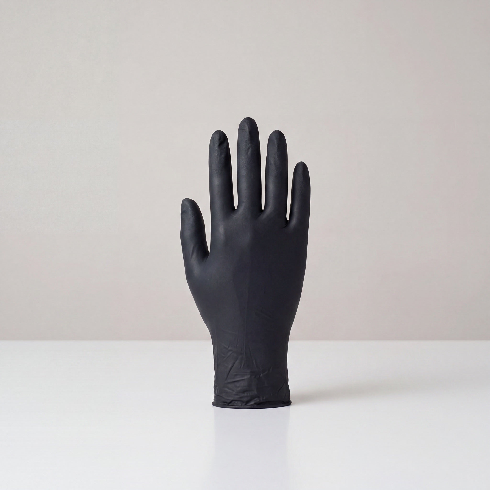re-box Nitrilhandschuhe in Schwarz – reißfeste Einweghandschuhe für Streich- und Lackierarbeiten