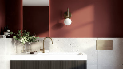 Badezimmer mit Wand in re-box Wandfarbe Pimento Glow No. 34 – kräftiges Rot-Orange