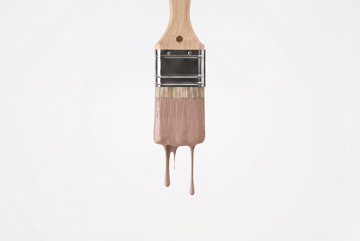 Pinsel mit frisch angemischter re-box Wandfarbe