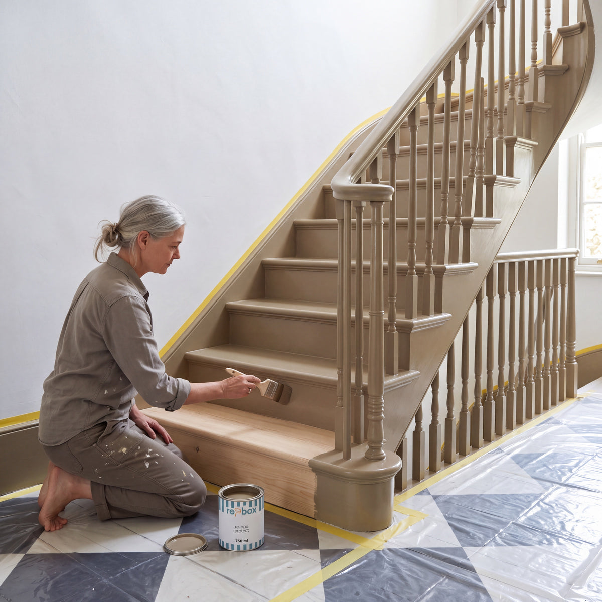 Altbau-Holztreppe wird mit re-box Lack in Hearthstone Moss No. 8 gestrichen – Renovierungsbox Treppe streichen