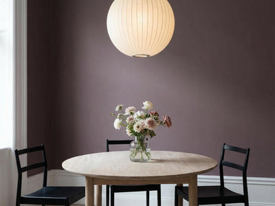 Esszimmer mit Wand in re-box Wandfarbe Aubergine Mist No. 20 – sanftes Aubergine-Violett