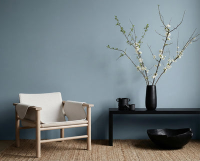 Wandgestaltung in re-box Wandfarbe Azure Bay No. 25 – kühles Azurblau