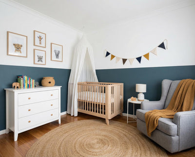 Kinderzimmer mit Wand in re-box Wandfarbe Baltic Midnight No. 24 – tiefes Mitternachtsblau