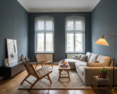 Wohnzimmer mit Wand in re-box Wandfarbe Baltic Midnight No. 24 – tiefes Mitternachtsblau
