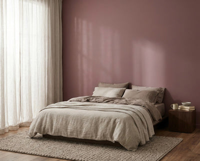Schlafzimmer mit Wand in re-box Wandfarbe Berry Veil No. 21 – tiefes Beerenrot