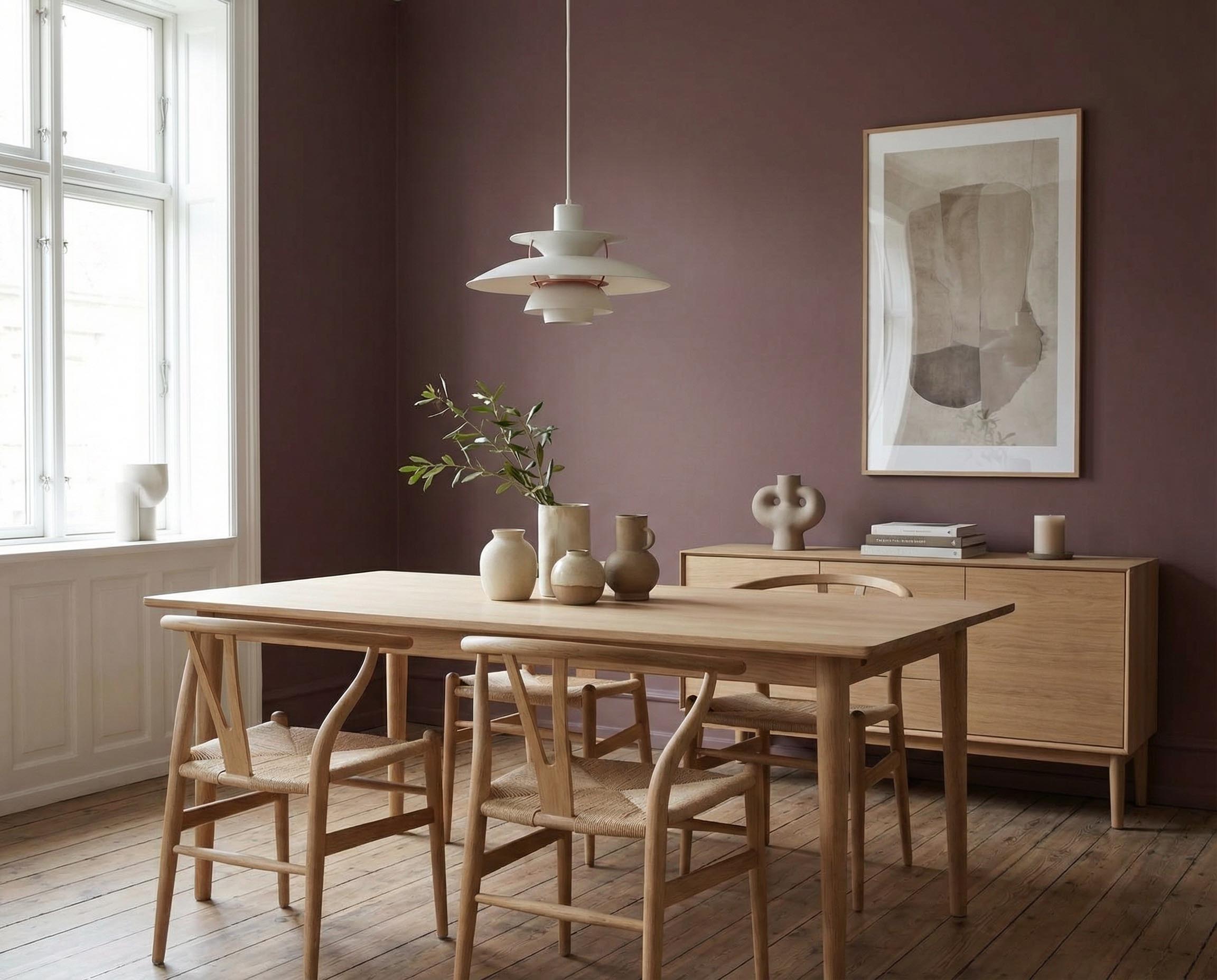Esszimmer mit Wand in re-box Wandfarbe Berry Veil No. 21 – tiefes Beerenrot