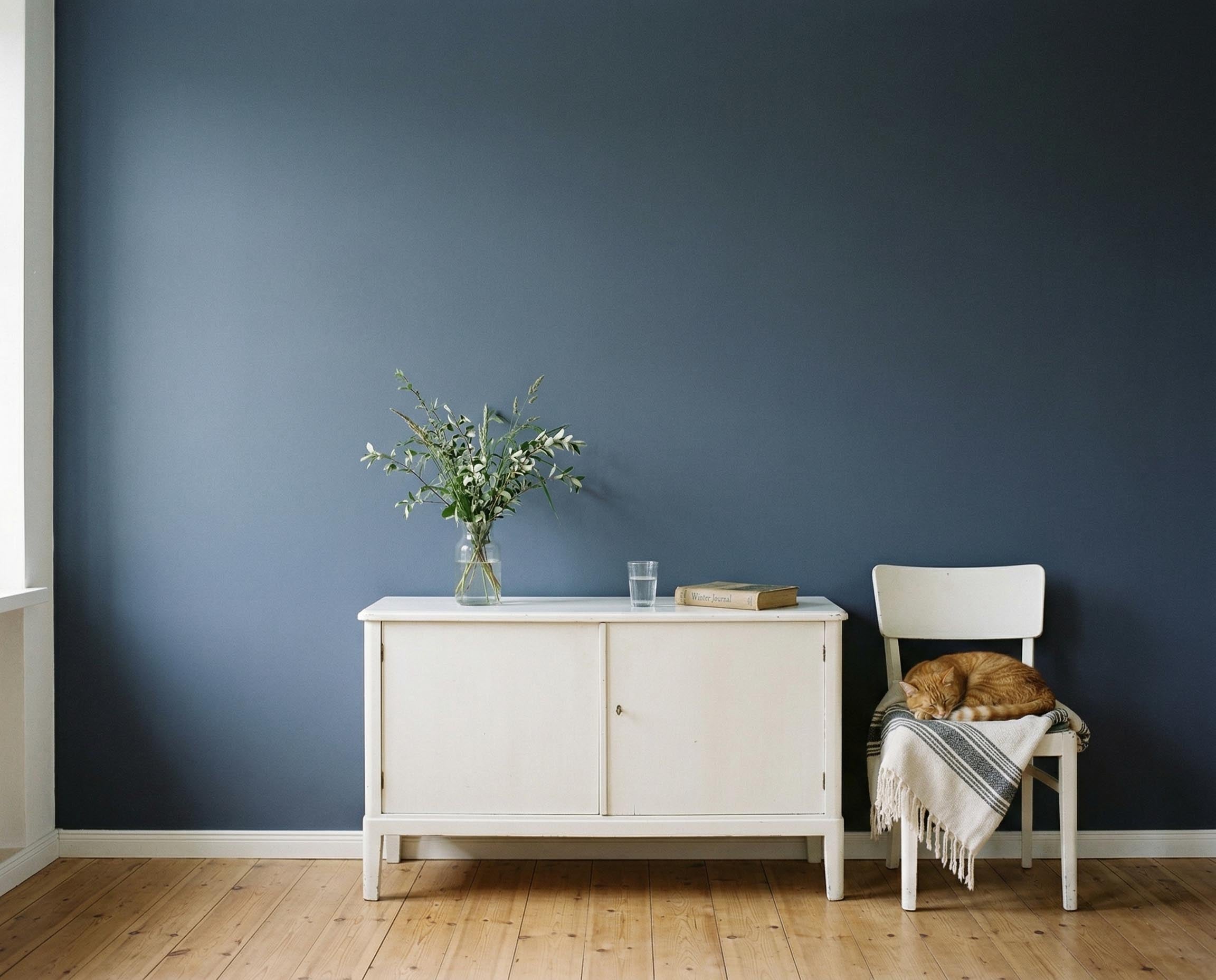 Wohnzimmer mit Wand in re-box Wandfarbe Bleu Faïence No. 64 – tiefes, kühles Fayenceblau