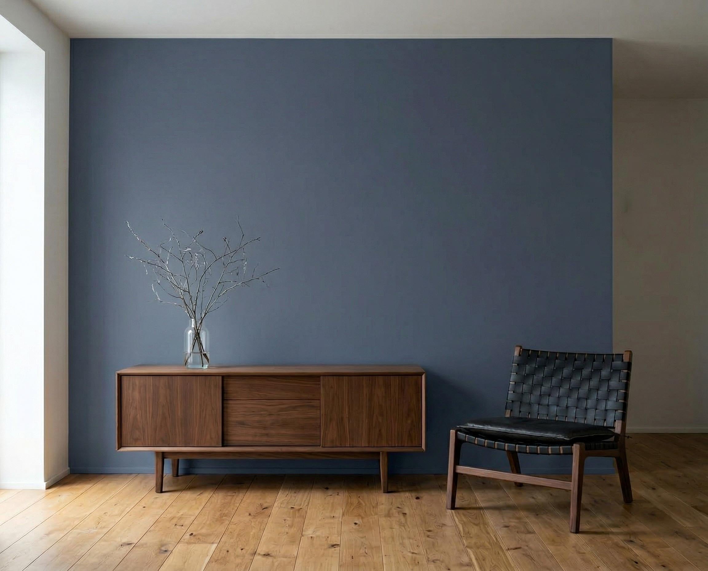 Wohnzimmer mit Wand in re-box Wandfarbe Bleu Salon No. 63 – elegantes Salonblau