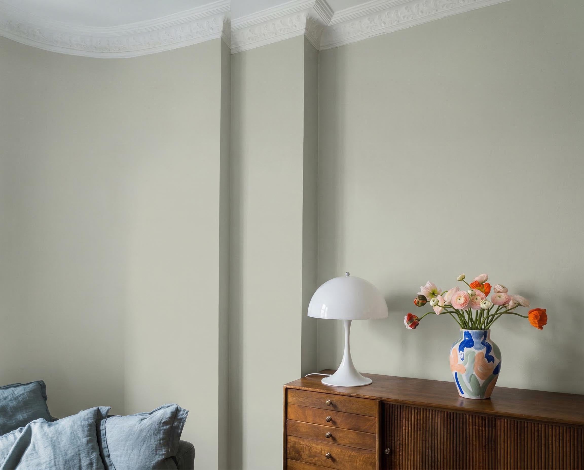 Wohnraum gestaltet mit re-box Wandfarbe Bone China Glow No. 12 – zartgrüner Pastellton