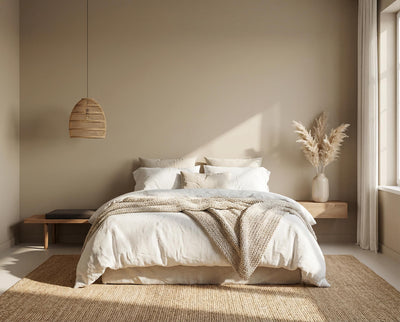 Schlafzimmer mit Wand in re-box Wandfarbe Canvas Cover No. 30 – warmes Beige-Oliv