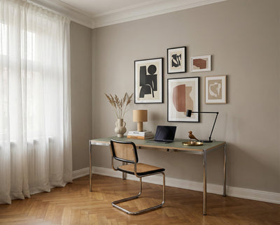 Homeoffice mit Wand in re-box Wandfarbe Chalkstone No. 16 – eleganter Beige-Stein-Ton