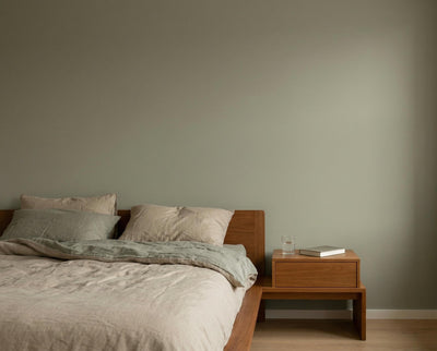 Schlafzimmerwand in re-box Wandfarbe Everdell No. 5 – warmes, erdiges Grün