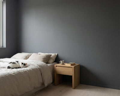 Schlafzimmer mit Akzentwand in re-box Wandfarbe Forge Grey No. 28 – grünliches Mittelgrau