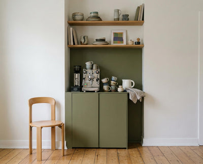 Kaffeeecke mit Wand in re-box Wandfarbe Green Husk No. 10 – sattes Grün