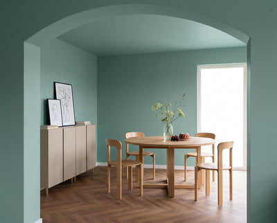 Esszimmer mit Wand in re-box Wandfarbe Harbour Blue No. 18 – frisches Meeresblau