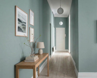 Flur mit Wand in re-box Wandfarbe Harbour Blue No. 18 – frisches Meeresblau