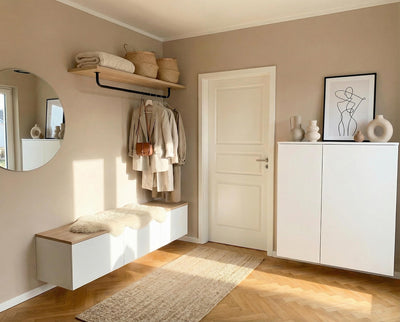 Eingangsbereich mit Re-Box Wandfarbe Hippo Shade No. 19 in warmem, neutralem Farbton