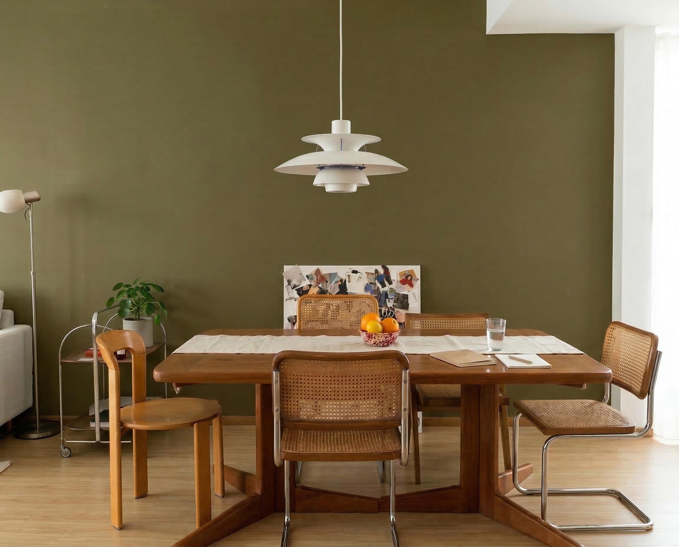 Esszimmer mit Wand in re-box Wandfarbe Matcha Bloom No. 9 – lebendiges Matcha-Grün