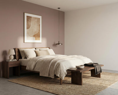 Schlafzimmer mit Wand in re-box Wandfarbe Muted Rose No. 29 – gedämpftes Rosé