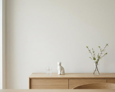 Esszimmer mit Wand in re-box Wandfarbe Neige Douce No. 42 – zartes Cremeweiß