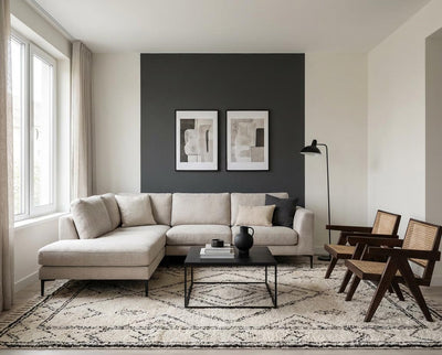 Wohnzimmer mit Akzentwand in re-box Wandfarbe Nuit de Cendre No. 48 – tiefes Anthrazit-Schwarz