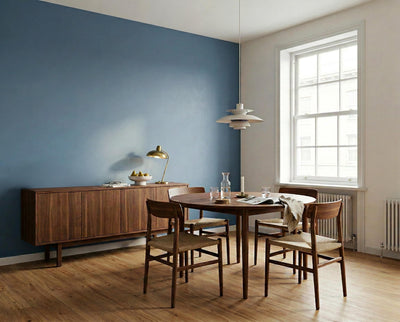 Esszimmer mit Wand in re-box Wandfarbe Océan Nuit No. 65 – tiefes Ozeanblau