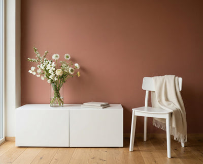 Wohnzimmer mit Wand in re-box Wandfarbe Ochre Flame No. 23 – intensives Ockerorange