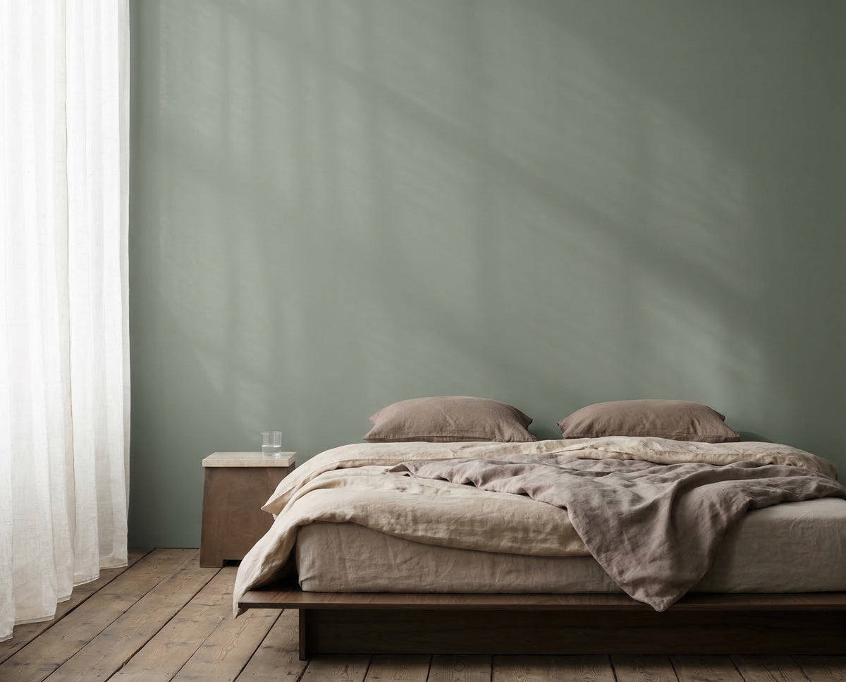 Schlafzimmer mit Wand in re-box Wandfarbe Olive Drift No. 7 – erdiges Olivgrün