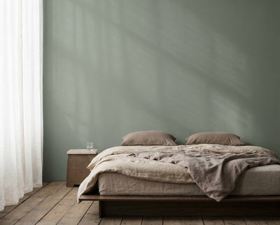 Schlafzimmer mit Wand in re-box Wandfarbe Olive Drift No. 7 – erdiges Olivgrün