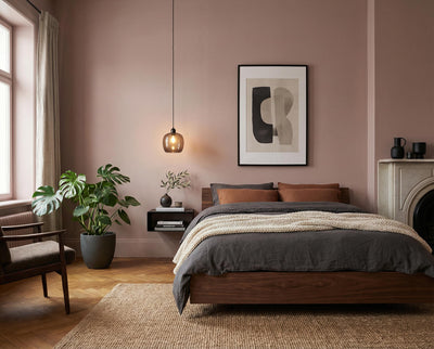 Schlafzimmer mit Wand in re-box Wandfarbe Rose Ash No. 13 – zartes Rosé