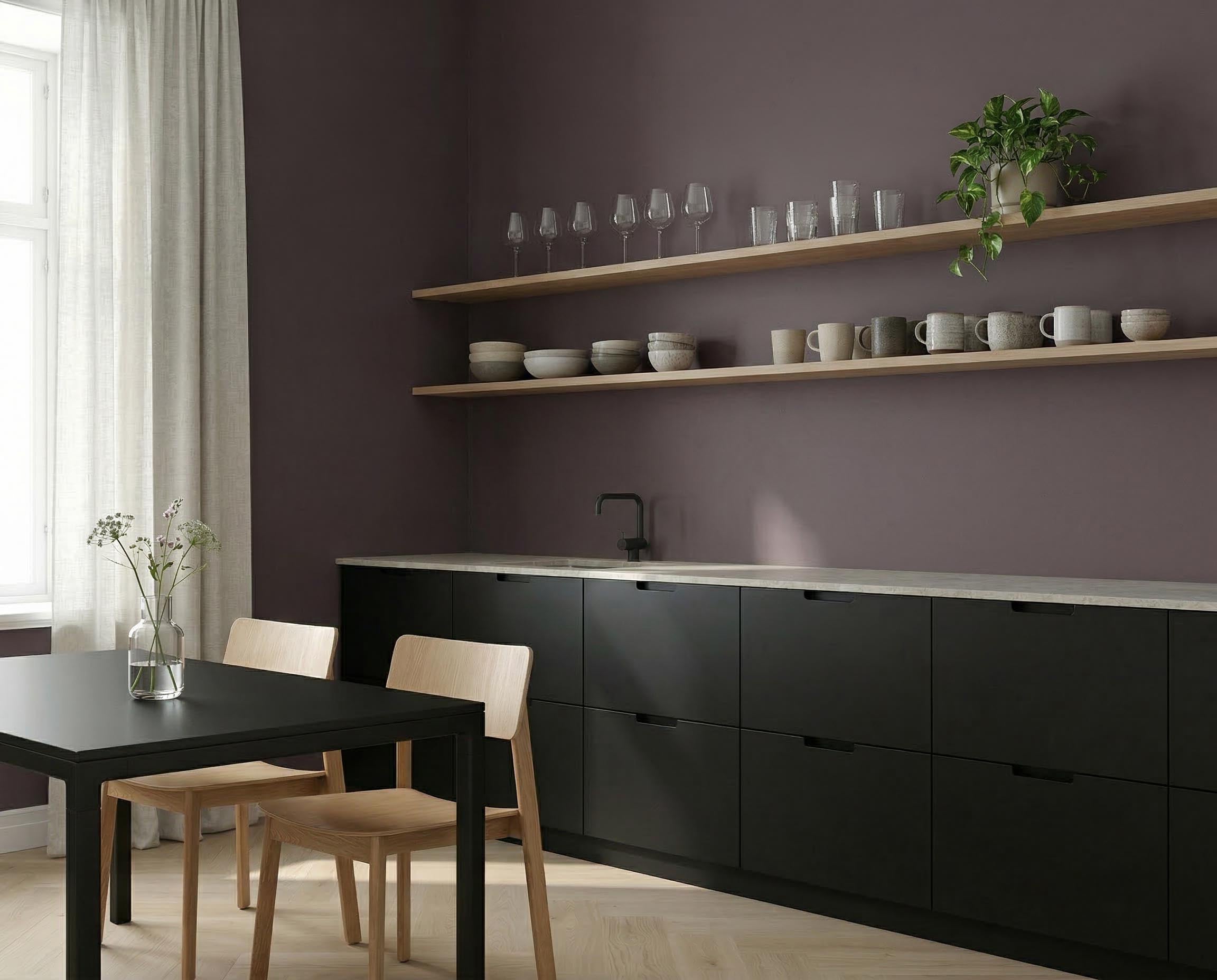 Küche mit Wand in re-box Wandfarbe Velours Shade No. 22 – tiefes Violett