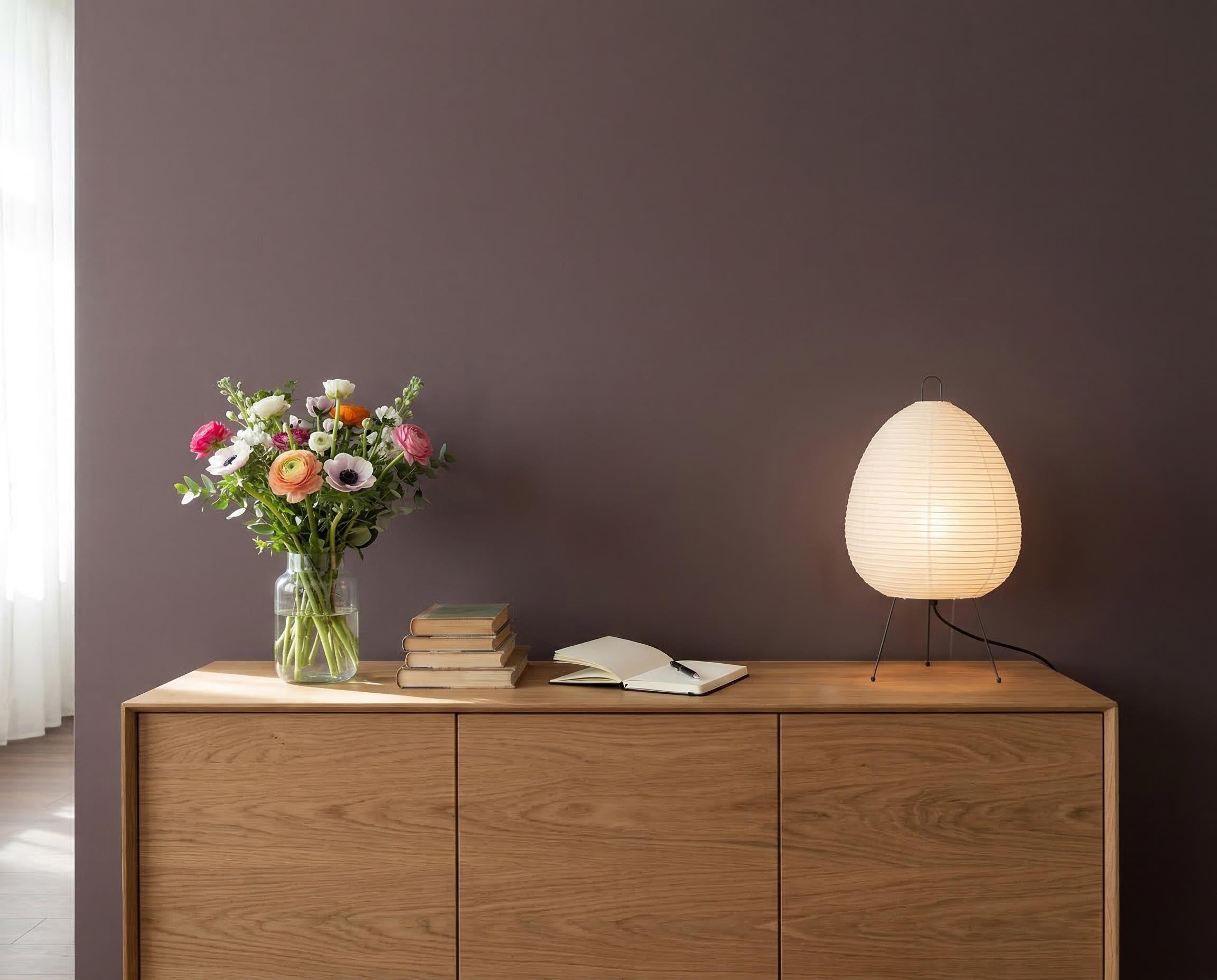 Gestrichene Wandfläche in re-box Wandfarbe Velours Shade No. 22 – tiefes Violett